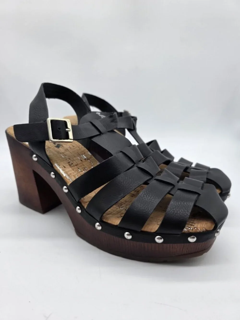 Korks sandals features